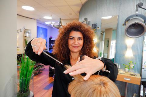 Sie macht die Haare schön: Friseurmeisterin Enza Mannino ist seit 25 Jahren in ihrem Traumjob selbstständig. Foto: Jens Etzelsberger 