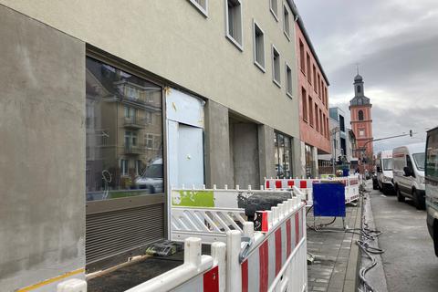 Die Fassade zur Frankfurter Straße ist fast fertig.