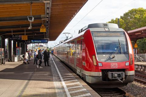 Auf den Strecken S8 und S9 zwischen Wiesbaden und Frankfurt kommt es ab dem 26. Oktober zu Umleitungen mit Halteausfall. Foto: Vollformat/Volker Dziemballa