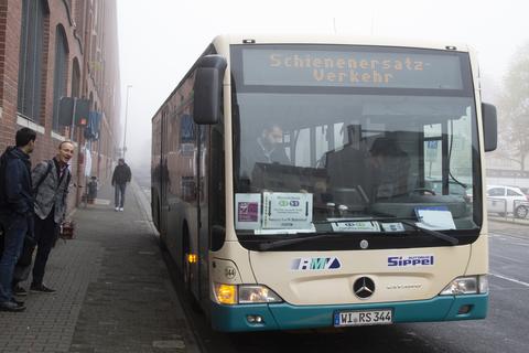 Einer der Busse, der zurzeit die S-Bahnen ersetzt. Foto: Vollformat/Volker Dziemballa
