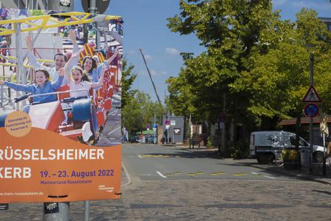 Ein Plakat in der Mainstraße kündigt es schon an: Vom 19. bis 23. August wird in Rüsselsheim auf dem Markt- und dem Landungsplatz wieder Kerb gefeiert. Foto: Volker Dziemballa (VF