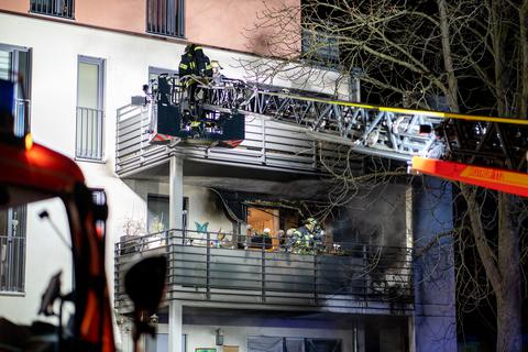 Die Feuerwehr konnte bei einem Balkonbrand in Rüsselsheim ein Übergreifen der Flammen auf andere Balkone verhindern.