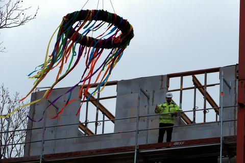 In Zukunft dürften weniger Richtfeste gefeiert werden. Bauen ist teuer geworden. Hier feiert die Gewobau den Abschluss der Rohbauarbeiten im Masurenweg in Rüsselsheim.