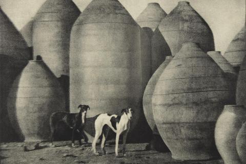 Die Ausstellung „Fotografien der Vergangenheit“ (hier Tinajas de la Mancha, 1935) in den Opelvillen gibt einen Überblick über das Schaffen von José Ortiz Echagüe. Foto: VG Bild-Kunst, Bonn