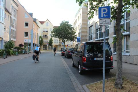 Auf der rechten Straßenseite Im Eichsfeld soll eine Warteposition für Busse eingerichtet werden. Die vier Parkplätze würden dann wegfallen. Foto: Dorothea Ittmann