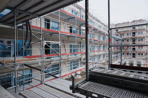 Laubengänge und Balkone sind zum Innenhof hin ausgerichtet. Foto: Jens Etzelsberger
