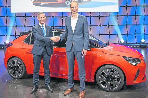 Rüsselsheims Oberbürgermeister Udo Bausch (links) zeigt sich gegenüber Opel-Chef Michael Lohscheller beeindruckt vom Corsa mit Elektroantrieb. Foto: Opel/Andreas Liebschner