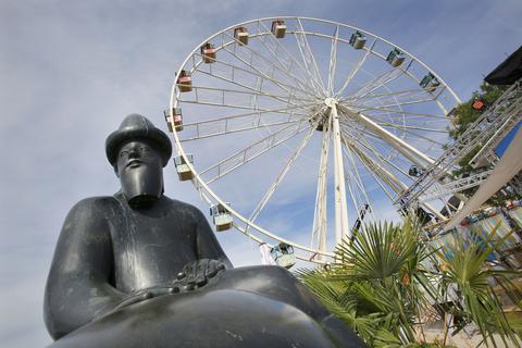 Beim Hessentag in Rüsselsheim ermöglichte ein Riesenrad Ausblicke auf die Stadt.