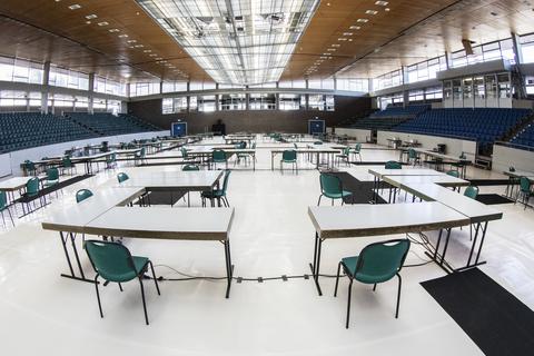 In der Großsporthalle ist alles vorbereitet für die Kommunalwahl am Sonntag. Foto: Vollformat/Volker Dziemballa