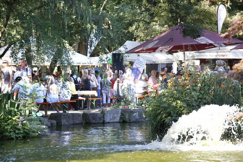 Das Weinfest nutzt das stimmungsvolle Ambiente des Verna-Parks