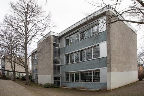 Die baugleichen Klassentrakte an der Immanuel-Kant-Schule in Rüsselsheim wurden 1967 errichtet. Jetzt ist die Frage: sanieren oder abreißen und neu bauen.