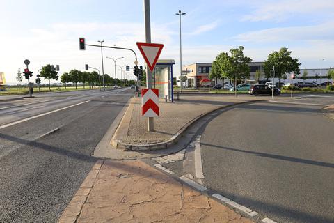 Seit Dezember 2021 diskutieren die Stadtverordneten über die Radwegeführung in der Einmündung zur Bensheimer Straße. Der Radweg verläuft nach neuesten Planungen nicht mehr auf der Busspur, sondern in einer separaten Furt. Archivfoto: Susanne Rapp