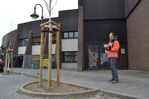 Jasmin Weber und ihr Baumpflege-Team vom Städteservice haben die neu gepflanzten Bäume am Theater schon digital erfasst. Weitere Jungbäume im Stadtgebiet sollen folgen. Foto: Michaela Kabon
