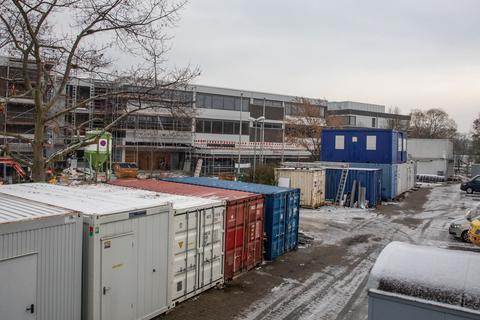 Noch ist rund um die Alexander-von-Humboldt-Schule eine Baustelle. Bis Sommer 2023 sollen die Arbeiten abgeschlossen werden.