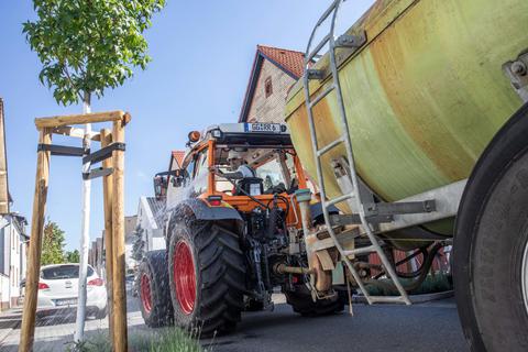 Seit Juni ist der Städteservice mit einem neuen Fahrzeug zur Bewässerung unterwegs, das ein 8000 Liter-Fass zieht. Damit wässert Mitarbeiter Volker Stock unter anderem die neugepflanzten Bäume in der alten Kirchgasse. Foto: Volker Dziemballa (VF