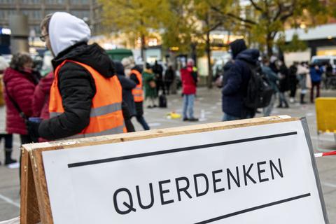In ganz Deutschland demonstrieren „Querdenker“ gegen die Corona-Maßnahmen der Bundesregierung.              Foto: dpa
