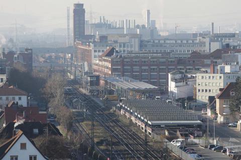 Blick auf den Rüsselsheimer Bahnhof und das Opel Altwerk. Archivfoto: Vollformat / Volker Dziemballa 