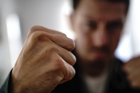 Ein Mann ballt seine Fäuste. Foto: Rockafox - stock.adobe