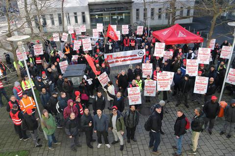 200 Leiharbeiter haben sich im Rahmen einer Kundgebung bei Opel versammelt. © IG Metall