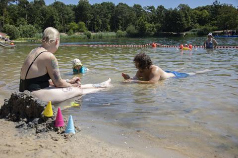 Im Rüsselsheimer Waldschwimmbad finden Alt und Jung etwas Abkühlung. Foto: Volker Dziemballa (VF)