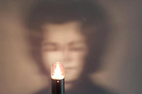 Bei der Feierstunde wird eine mit Hertha Dünzingers Porträt versehene Glaskappe in die „Galerie aus Licht“ eingesetzt. Foto: Vollrad Kutscher