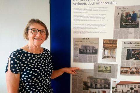 Die neue Vorsitzende der Stiftung Alte Synagoge, Elke Möller, legt den Gästen des Sommerfestes die Ausstellung der Stiftung über die Arbeit der vergangenen 15 Jahre ans Herz. Markus Jäger