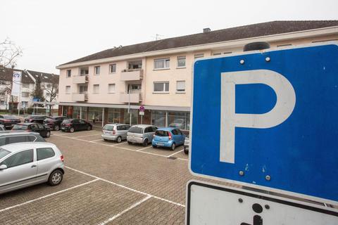 Als möglicher Standort für E-Ladestationen in Königstädten ist unter anderem der EKZ-Parkplatz im Gespräch.