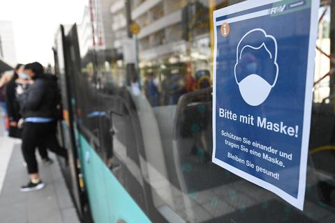 Auch nach dem Wegfall der Maskenpflicht im ÖPNV ab dem 1. Februar sollen Fahrgäste in Rüsselsheim den Stadtwerken zufolge dank Luftfiltern gut geschützt sein. Symbolfoto: dpa