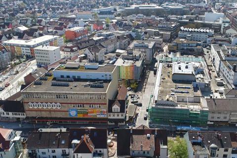 Ein Blick von oben auf die Rüsselsheimer Innenstadt mit dem Karstadt-Gebäude. Archivfoto: Vollformat/Volker Dziemballa