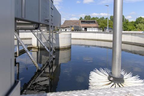 Das zweite Nachklärbecken in der Stockstädter Kläranlage ist nun fertiggestellt. Foto: Robert Heiler