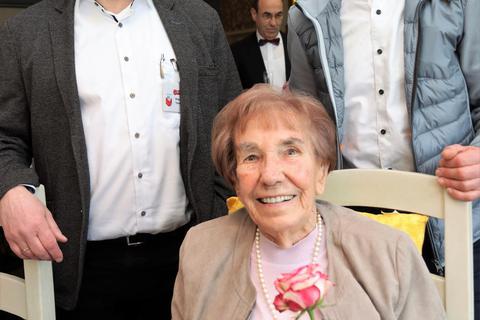 Liesel Weber hat jüngst ihren 100. Geburtstag gefeiert. Landrat Thomas Will (rechts) und Stockstadts Bürgermeister Thomas Raschel waren unter den Gratulanten. Foto: Kreisverwaltung