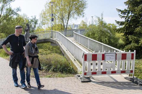 Das Erfelder Ehepaar Stephan Ruh und Simone Stenger spaziert am Ostersonntag am Altrheinufer entlang. Der Zugang zum Kühkopf über die Martin-Roth-Brücke ist allerdings gesperrt. Foto: Vollformat/Robert Heiler