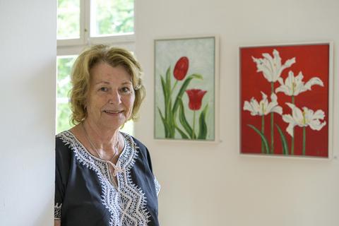 Waltraud Vosniak hat ihre Werke schon mehrfach im Hofgut Guntershausen gezeigt. Nun zeigt sie ihre Malerei dort ein weiteres Mal. Foto: Robert Heiler