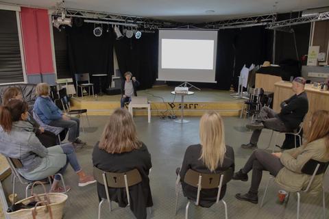 Simone Walter von der Kinder- und Jugendförderung hat im Rahmen der „Woche der Seelischen Gesundheit“ im Jugendhaus in Trebur einen Workshop zum Thema Resilienz geleitet. Foto: Frank Möllenberg