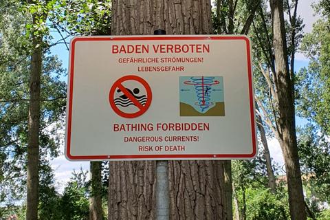 Verbotsschilder am Treburer Rheinufer müssen wieder abmontiert werden, weil die Gemeinde nicht zuständig ist. Foto: Gemeinde Trebur