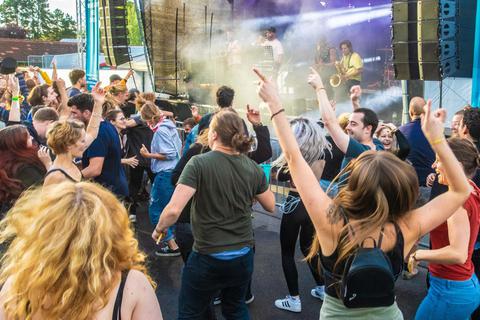 Begeistert tanzen die Besucher des Trebur Open Air zur Musik von „Naft“. Foto: Volker Dziemballa (VF