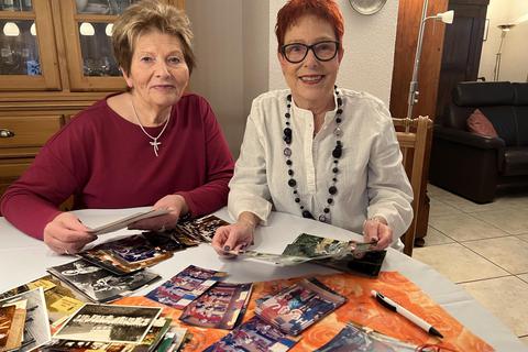 Lieselotte Dörr und Astrid Fischer schauen sich Fotos aus der nun 70 Jahre umfassenden Geschichte der Treburer Landfrauen an. © Daniela Hamann