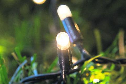Die Weihnachtsbeleuchtung ist laut Bürgermeister Engel in den vergangenen Jahren entweder neu angeschafft oder auf stromsparende LED-Lampen umgestellt worden. Symbolfoto: dpa