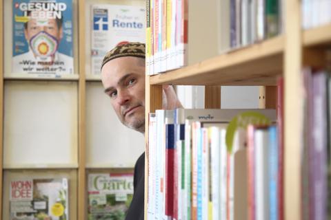 Richard Jurst-Görlach ist neuer Leiter der Treburer Bücherei. Foto: Vollformat/Frank Möllenberg