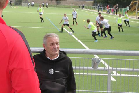 Karl-Heinz „Charly“ Körbel zählte zu den bekanntesten Spielern der Traditionsmannschaft der Frankfurter Eintracht. Im Hintergrund geht die Ballschule des Bundesligisten über die Bühne. Foto: Ralph Keim