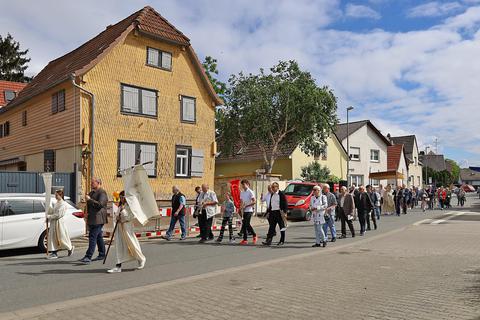 Gläubige Christen der Großgemeinde Trebur trafen sich an Christi Himmelfahrt zu einer Prozession im Ortsteil Astheim. Foto: S. Rapp