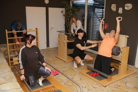 Etwas für die Fitness und die Gesundheit tun – dafür sorgt im Sport-Paradies Geinsheim Trainer Elias Achilles (Zweiter von rechts). Wer genug Ausdauer hat, bekommt sogar einen Traumbody geformt. Foto: Ralph Keim