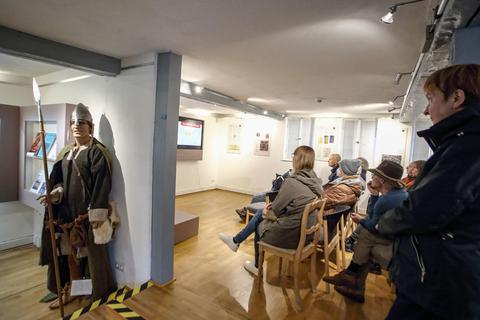 Ein Krieger aus Ottonischer Zeit dient als Blickfang der Ausstellung, ein Film erklärt die Pfalzzeit. Foto: Frank Möllenberg