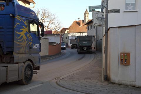 Die Kiestransporte durch Geinsheim sollen nach dem Willen der Bürgerinitiative gegen Kiesabbau deutlich reduziert werden. Foto: Frank Möllenberg