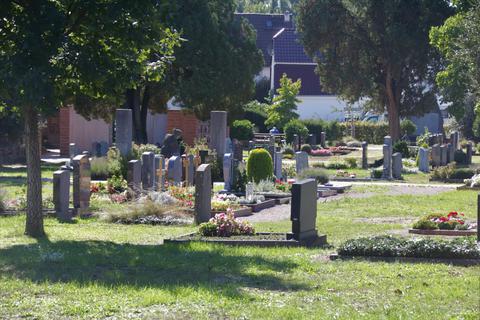 Die Bestattungsgebühren auf den Friedhöfen der Großgemeinde Trebur müssen kostendeckend sein. Eine neue Kalkulation steht in den kommenden Monaten an. Foto: Ralph Keim