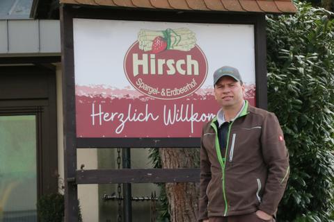 Landwirt Jörg Hirsch baut unter anderem Erdbeeren an. Gibt es während der Blütezeit Frostnächte, muss er zur Frostberegnung raus in die eiskalte Nacht, wenn er die Ernte nicht verlieren will. Foto: Ralph Keim