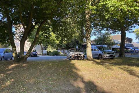 Auf die Grünanlage vor dem Bürgerhaus in Astheim soll ein begehbares Warenhaus für den täglichen Bedarf entstehen. Foto: Detlef Volk