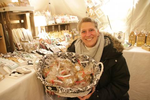 Melanie Kammauf bot beim Adventsmarkt auf dem Pferdehof Welsch liebevoll gestaltete Geschenkideen und geröstete Mandeln. © Ralüh Keim