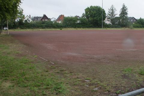 Der Hartplatz im Treburer Stadion ist nicht nur bei Dauerregen eine Zumutung. An dieser Stelle könnte bald die neue Förderschule des Kreises stehen. Ralph Keim