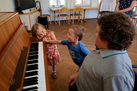 Beim ersten Treffen des Kinderchors nach den Sommerferien haben die kleinen Besucher auch gelernt, wie ein Klavier funktioniert. Susanne Rapp